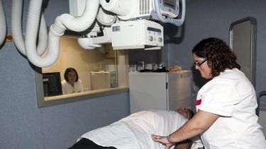De acuerdo con una investigación de la universidad George Washington, el reemplazo del Obamacare, dejaría sin cobetura médica sobre todo a personas de bajos recursos y de la tercera edad.