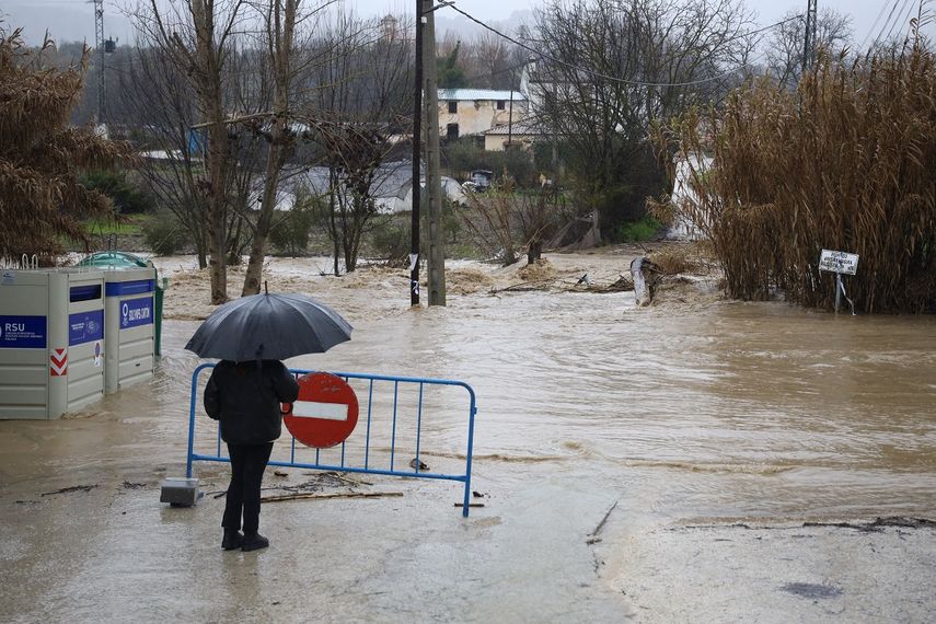 Imagen de carreteras anegadas de agua por las fuertes lluvias que ha provocado la borrasca Leonardo en Ronda (Málaga). A 4 de febrero de 2026 en Ronda, Málaga (Andalucía, España). Unas 300 personas permanecen aisladas en zonas rurales de la ciudad malagueña de Ronda debido al temporal de lluvia que viene azotando a la comarca de la Serranía este miércoles, donde permanece activo un aviso rojo por precipitaciones.&nbsp;&nbsp;