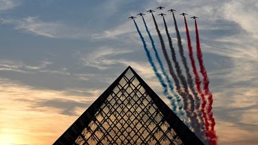 El equipo de acrobacia aérea de élite de la Fuerza Aérea Francesa Patrouille de France realiza una actuación sobre la Pirámide del Louvre diseñada por el arquitecto chino-estadounidense Ieoh Ming Pei, durante la Ceremonia de Apertura de los Juegos Paralímpicos de París 2024 en París el 28 de agosto de 2024.&nbsp;