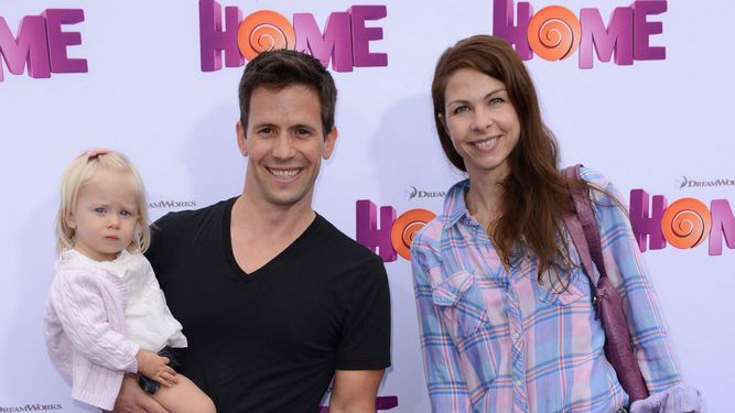 El actor Christian Oliver con su familia llega al estreno de Home en el teatro Regency Village en Westwood, California, el 22 de marzo de 2015.