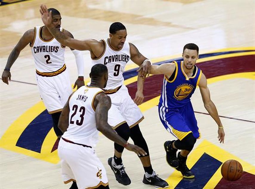 La defensa de los Cavaliers no pudo parar el ataque de Stephen Curry. (EFE)