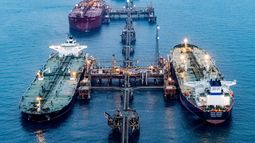 Barcos petroleros llenan sus bodegas con el llamado oro negro. Barcos petroleros llenan sus bodegas con el llamado oro negro.