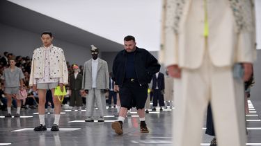 El diseñador de moda inglés Kim Jones camina por la pasarela al final del desfile Primavera-Verano 2024 de Dior Menswear como parte de la Semana de la Moda de París, en París, el 23 de junio de 2023.