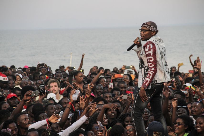 Master KG (R), el DJ sudafricano detrás del éxito pop mundial Jerusalema, se presenta en el Festival de Arena que se celebra en las playas del lago Malawi, en Salima, el 1 de noviembre de 2020. Master KG ganó el premio al Mejor Acto Africano en la MTV de este año European Music Awards, que recibió elogios del partido gobernante del país y fanáticos jubilosos.