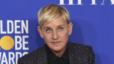 Ellen DeGeneres, galardonada por su programa con el Premio Carol Burnett a la trayectoria, posa en la sala de prensa durante la 77ma entrega anual de los Globos de Oro el 5 de enero del 2020 en Beverly Hills, California.
