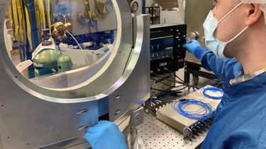 Andrew McKelvey, científico de la Universidad de Michigan, inspecciona una montura prototipo de espejo compatible con el vacío dentro de la instalación láser ZEUS el viernes 2 de septiembre de 2022, en Ann Arbor, Michigan.