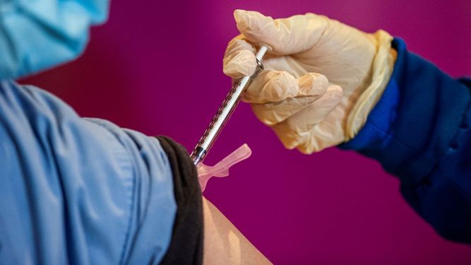 Una persona recibe una dosis de la vacuna anticovid.