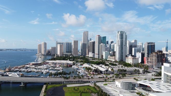 Vista parcial de Miami, con sus altos edificios en la costa.