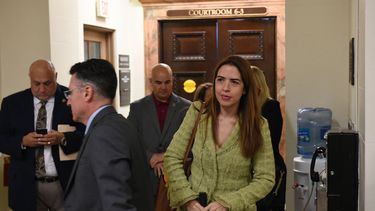 Raquel Regalado a la salida de la Corte. A la izq John Rivera, presidente del sindicato de la Policía del Condado Miami-Dade