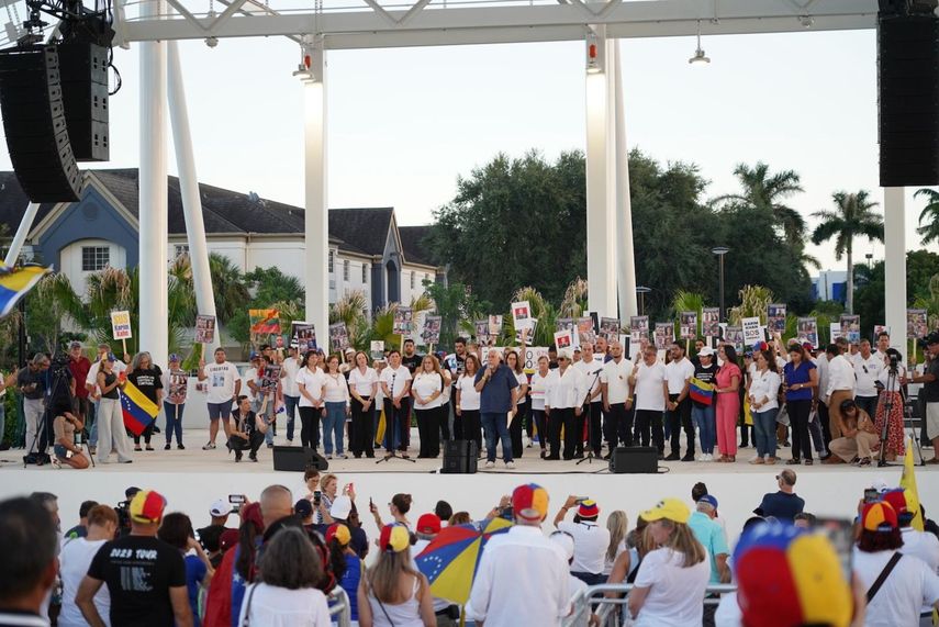 Venezolanos se comprometen a luchar hasta el final contra fraude de Maduro.