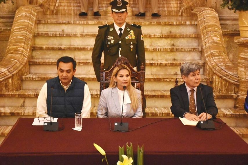 Jeanine Áñez (cen.) asumió como presidenta interina de Bolivia tras la obligada renuncia de Evo Morales.