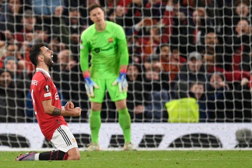 Bruno Fernandes celebra el gol anotado por el Manchester United que elimina al FC Barcelona de la Europa League