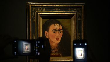 El autorretrato final Busto de Frida Kahlo Diego y Yo (Diego y yo), se muestra durante la preapertura para la prensa de la exposición Tercer Ojo Colección Costantini en Malba, en el Museo MALBA de Buenos Aires el 24 de agosto de 2022.&nbsp;