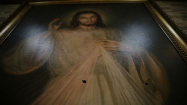 Imagen de Jesús que recibió impactos de bala en la capilla Divina Misericordia, en Managua, durante un ataque de paramilitares.