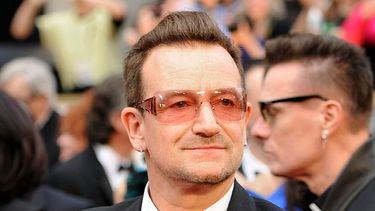 El vocalista de U2 Bono llegando a los premios Oscar, 2014. (AP). 