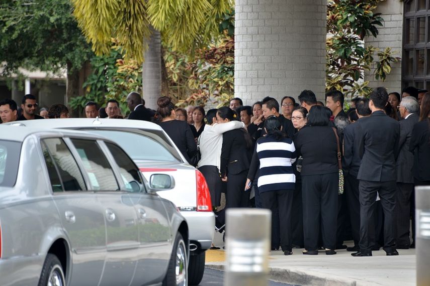 A las puertas de la funeraria familiares y amigos esperaban el cuerpo del pequeño (FOTO GISELLE SANTALUCCI)