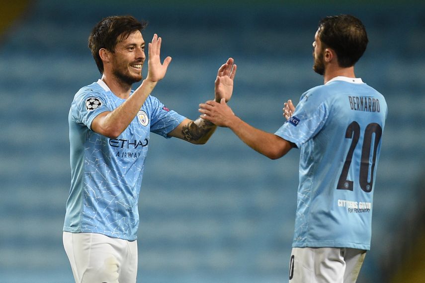 El espa&ntilde;ol David Silva se saluda en su &uacute;ltimo juego con el Manchester City, el pasado s&aacute;bado 15 de agosto en Champions, con un compa&ntilde;ero&nbsp;
