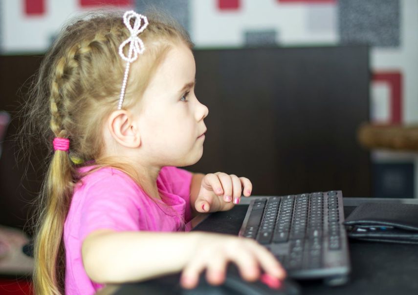 Una niña utiliza una computadora.&nbsp; El peligro de internet para los menores.