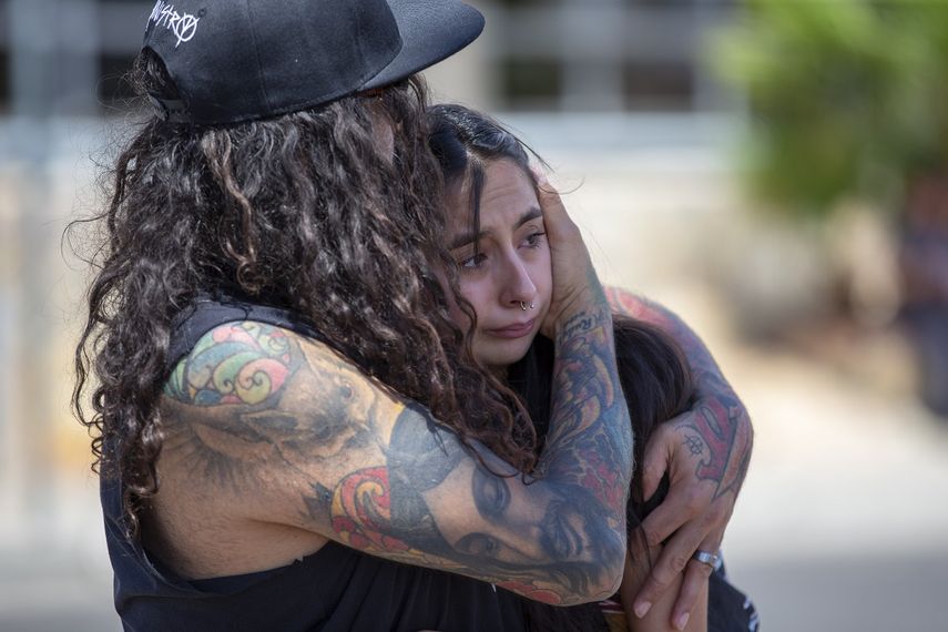 Una pareja se abraza en un monumento conmemorativo improvisado en honor de las víctimas de un tiroteo en un centro comercial en El Paso, Texas, el domingo 4 de agosto de 2019.&nbsp;&nbsp;