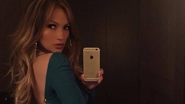 Jennifer López posa para un selfie. (FACEBOOK). 