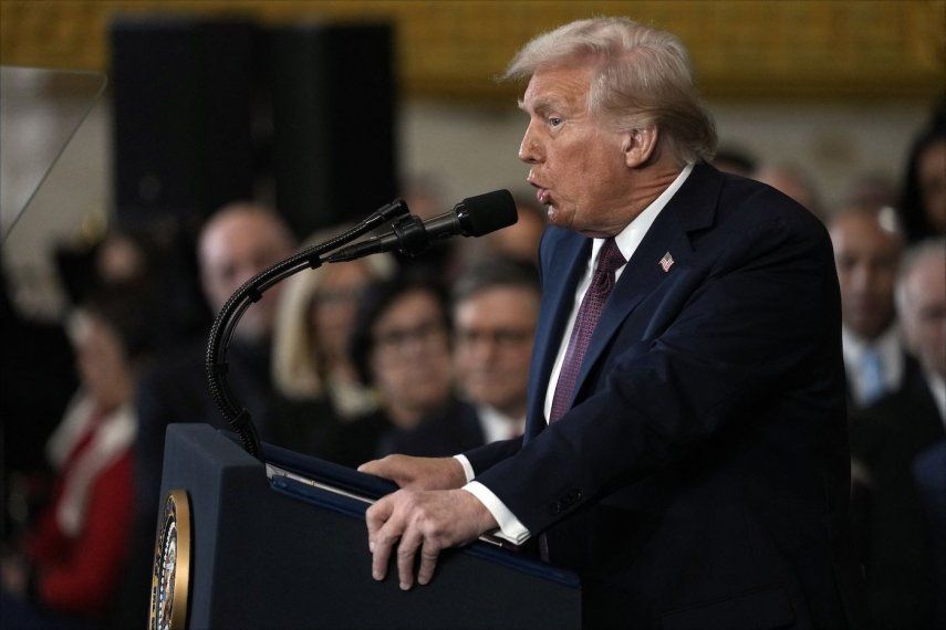 El presidente de Estados Unidos, Donald Trump, pronuncia su discurso inaugural tras ser juramentado como el 47º presidente de los Estados Unidos en la Rotonda del Capitolio de los Estados Unidos el 20 de enero de 2025 en Washington, DC. Trump asume su segundo mandato no consecutivo como el 47º presidente de los Estados Unidos.&nbsp;