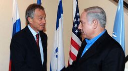 El enviado especial al Medio Oriente Tony Blair estrecha la mano del primer ministro Benjamín Netanyahu.