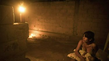 Fotografía de archivo fechada el 15 de mayo de 2019 de una mujer con su bebé en brazos durante un apagón en Maracaibo, Venezuela.