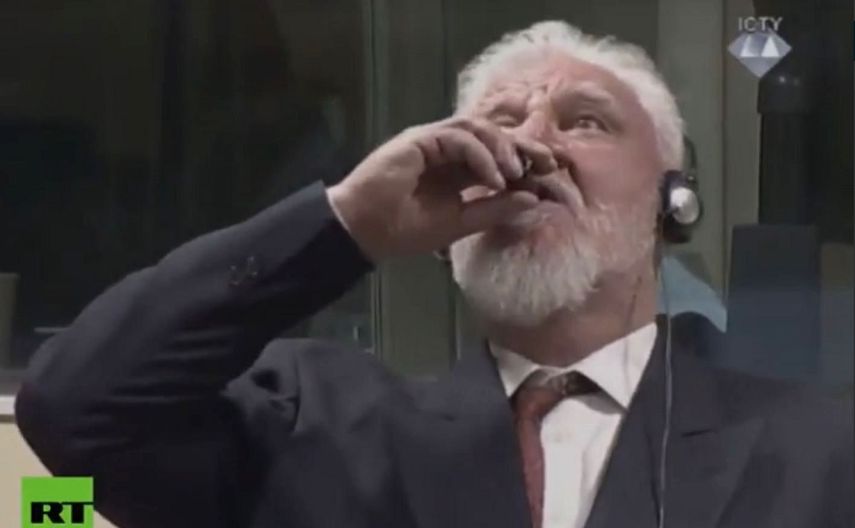 El juez suspendió la sesión y Praljak fue trasladado a un hospital.