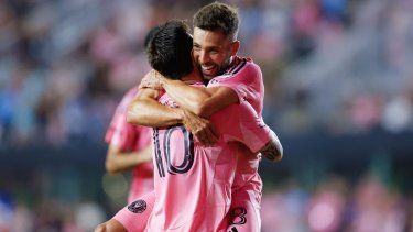 El argentino Lionel Messi (10) y el español Jordi Alba, del Inter Miami, celebran luego de un gol ante el D.C. United, el 20 de septiembre de 2025.