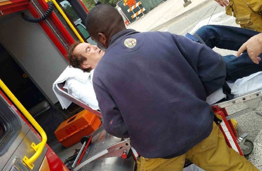 Dyango al ser sacado del auto involucrado en el accidente.