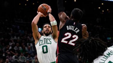 Jayson Tatum (derecha) de los Celtics de Boston dispara ante Jimmy Butler del Heat de Miami, en las finales de la Conferencia Este de la NBA