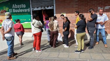 La gente hace fila frente a un supermercado en Caracas el 3 de enero de 2026, después de que las fuerzas estadounidenses capturaran al dictador venezolano Nicolás Maduro.