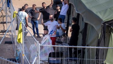 Un grupo de migrantes saluda desde un nuevo campamento de refugiados en la ciudad de Pabrade, a unos 40 kilómetros (24,8 millas) de Vilna, la capital de Lituania.&nbsp;