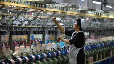 Empleada en una fábrica en Asia.