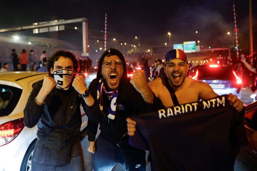 Aficionados del PSG celebran luego de la victoria de su equipo y la clasificación a la final de la Champions League, el 7 de mayo de 2025.