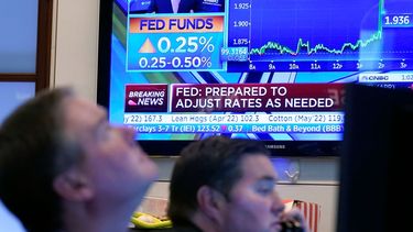 Una pantalla de televisión en la Bolsa de Valores de Nueva York muestra la decisión de la Reserva Federal de ajustar las tasas de interés a fin de reducir la inflación.&nbsp;