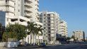 Vista parcial de una calle en Miami, donde se aprecian edificios de viviendas.