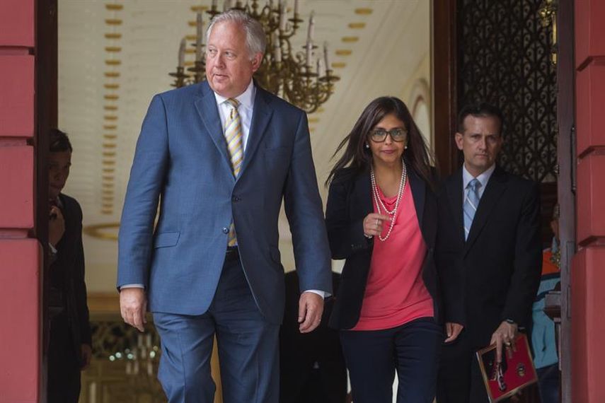 El subsecretario de Estado de EE UU para Asuntos Políticos, Thomas Shannon, junto a la ministra de Relaciones Exteriores de Venezuela, Delcy Rodríguez, caminan por el Palacio de Miraflores en Caracas (Venezuela). Maduro y Shannon se reunieron este vier
