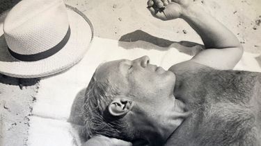 La exposición destaca, en seis salas, las influencias poéticas, históricas y culturales que el pintor extrajo de sus diferentes estancias e integró en sus obras de alguna manera.