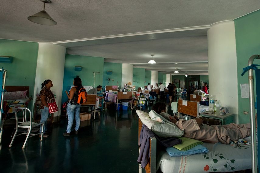 Pacientes y visitantes coinciden en un pasillo de un hospital de Caracas.