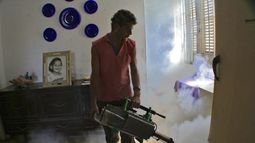 Un trabajador fumiga durante una campaña contra el mosquito transmisor del dengue, en La Habana.