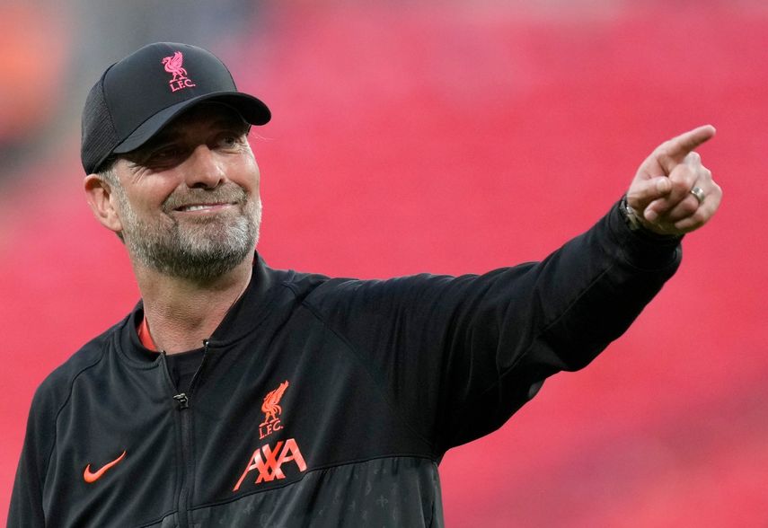 El técnico de Liverpool Jurgen Klopp sonríe y gesticula tras la final de la Copa FA ante Chelsea, el 14 de mayo de 2022.