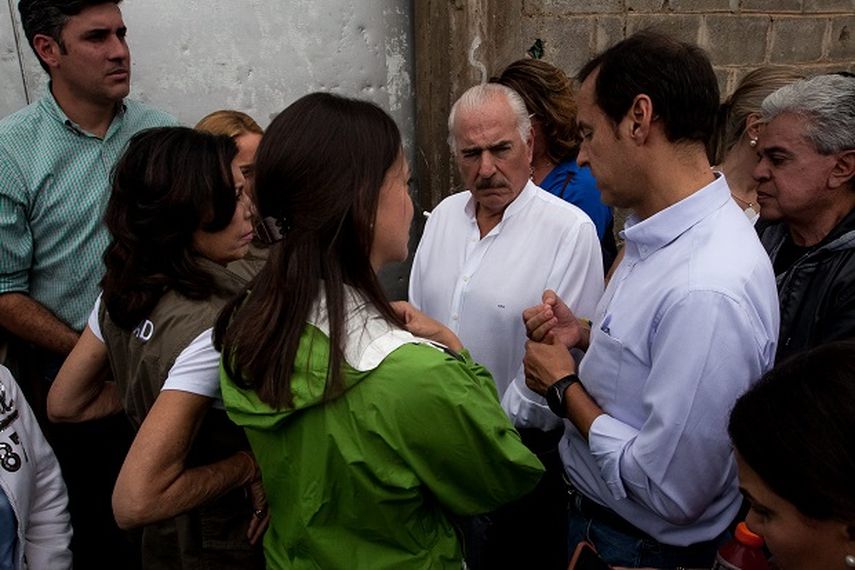 El expresidente de Bolivia Jorge Quiroga (derecha) y el expresidente de Colombia Andrés Pastrana (centro) hablan con la dirigente opositora venezolana María Corina Machado (frente) y la madre del dirigente político Leopoldo Lépez, María Antonieta de Lo
