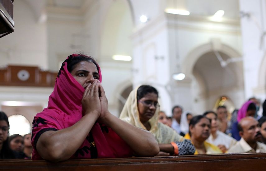Varios cristianos indios rezan durante una misa de Viernes Santo en la catedral del Sagrado Corazón en Nueva Delhi.