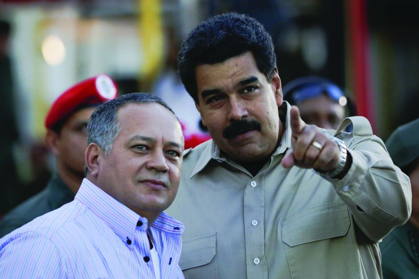 Si efectivamente tienes a alguien que no sea ficha de Maduro asumiendo la presidencia (de la ANC), esto podría hacerlo más débil y crea un conflicto de poderes entre las fuerzas del chavismo.