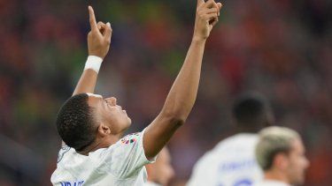 Kylian Mbappé festeja tras anotar por la selección de Francia ante Holanda, en un partido de la eliminatoria a la Eurocopa, el viernes 13 de octubre de 2023, en Ámsterdam.