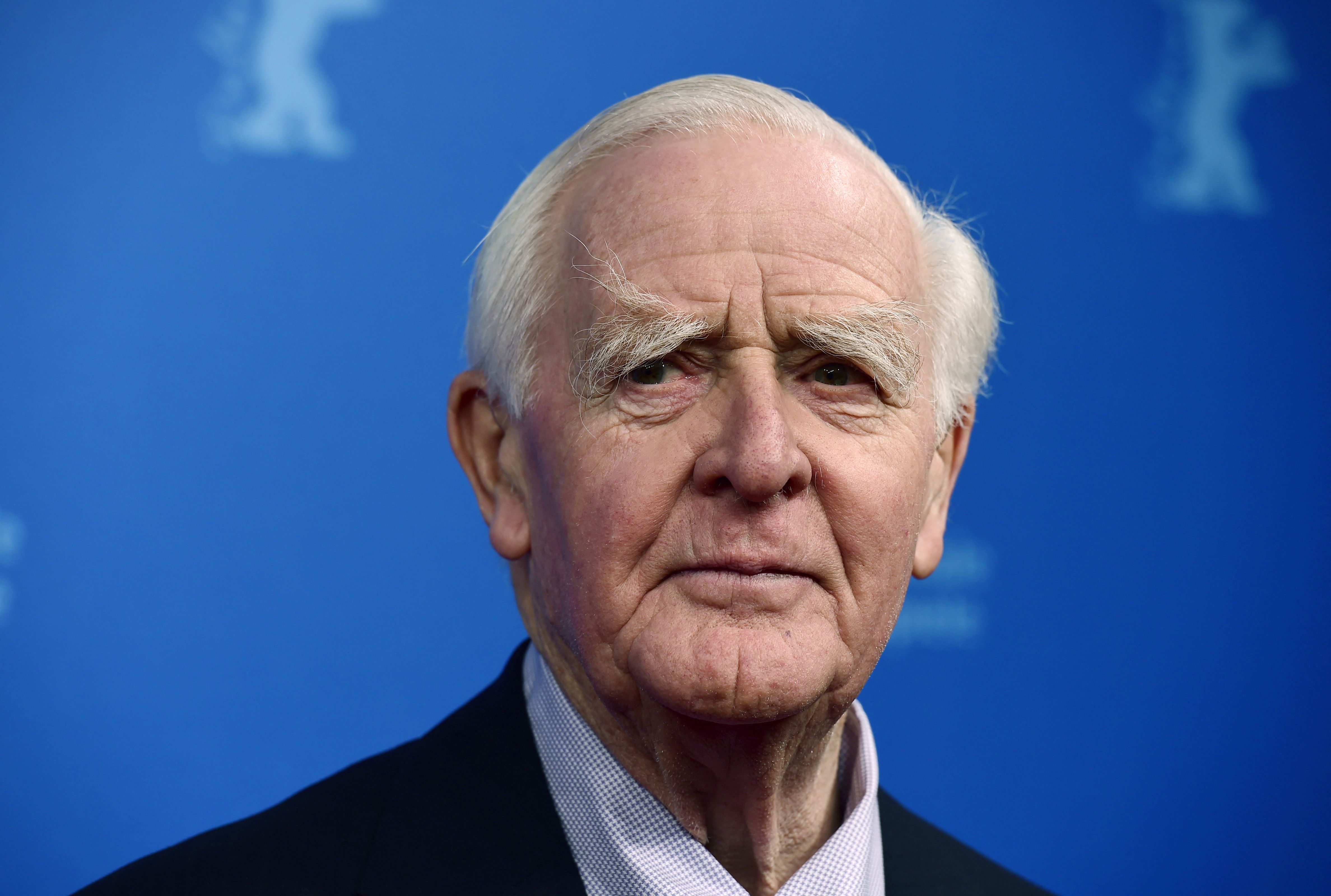 En esta foto de archivo tomada el 18 de febrero de 2016, el escritor británico John Le Carre asiste a la proyección de la serie especial de la Berlinale The Night Manager de la danesa Susanne Bier y el británico David Farr proyectada durante el 66 ° Festival de Cine de la Berlinale en Berlín. En esta foto de archivo tomada el 18 de febrero de 2016, el escritor británico John Le Carre asiste a la proyección de la serie especial de la Berlinale The Night Manager de la danesa Susanne Bier y el británico David Farr proyectada durante el 66 ° Festival de Cine de la Berlinale en Berlín.