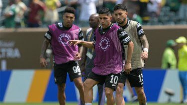 El delantero venezolano #10 del Botafogo, Jefferson Savarino (al frente), y el defensa brasileño #13 del Botafogo, Alex Telles, calientan antes del partido de octavos de final de la Copa Mundial de Clubes de la FIFA 2025 entre Palmeiras y Botafogo, en el estadio Lincoln Financial Field en Filadelfia el 28 de junio de 2025. 