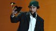 Bad Bunny recibe el Grammy al mejor álbum de música urbana por “Un verano sin ti”.