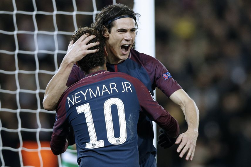 El uruguayo Edinson Cavani celebra el tercer gol de PSG, junto con Neymar, contra el Celtic. 
